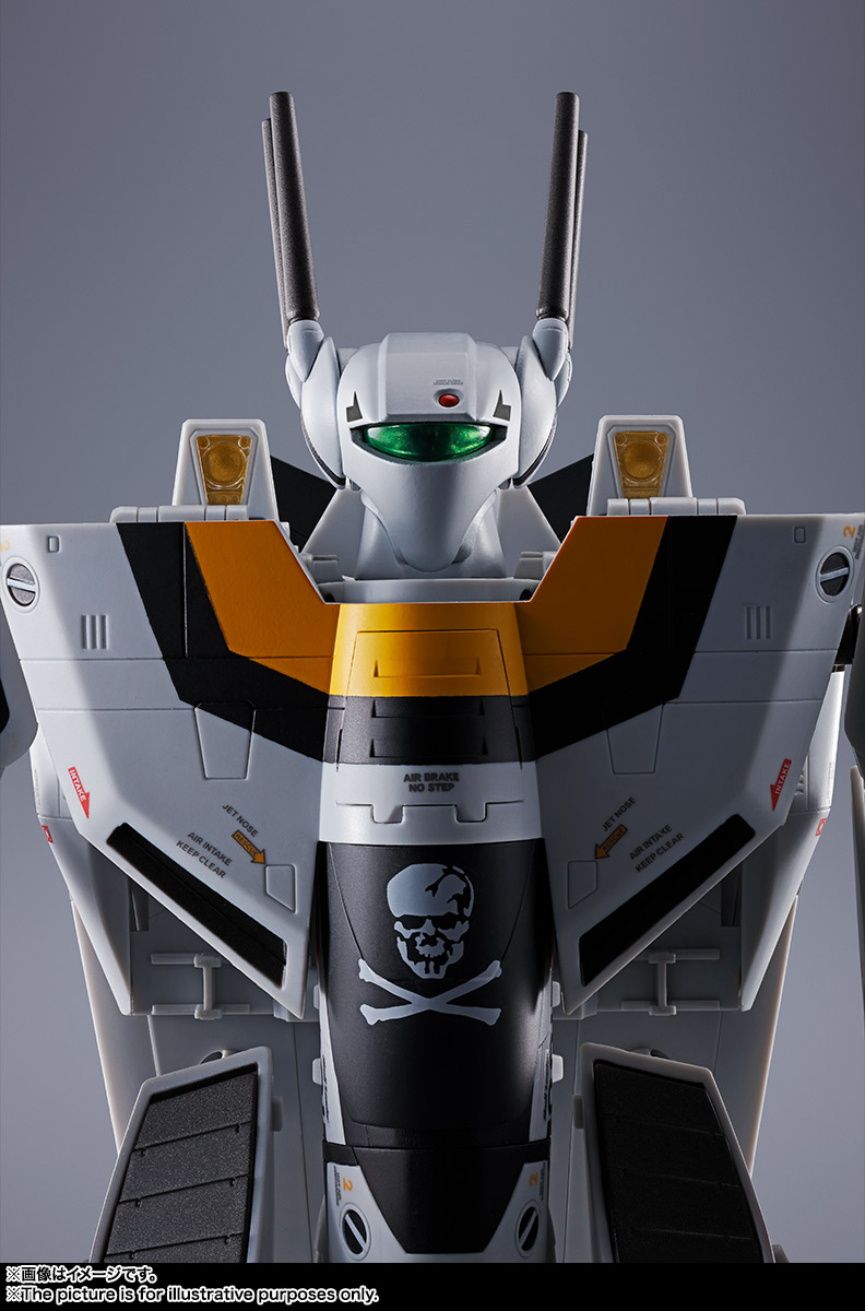【マクロス】DX超合金『初回限定版 VF-1S バルキリー ロイ・フォッカースペシャル』可変可動フィギュア【BANDAI SPIRITS】より